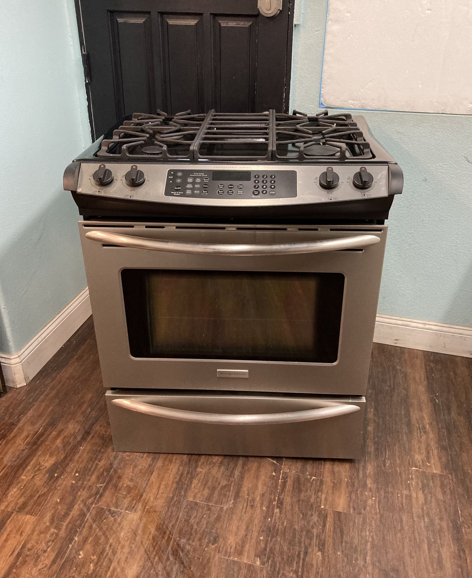 Frigidaire Gas Stove Good Working Condition for Sale in Santa Clarita
