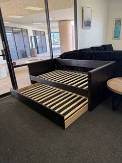 Twin day bed with trundle