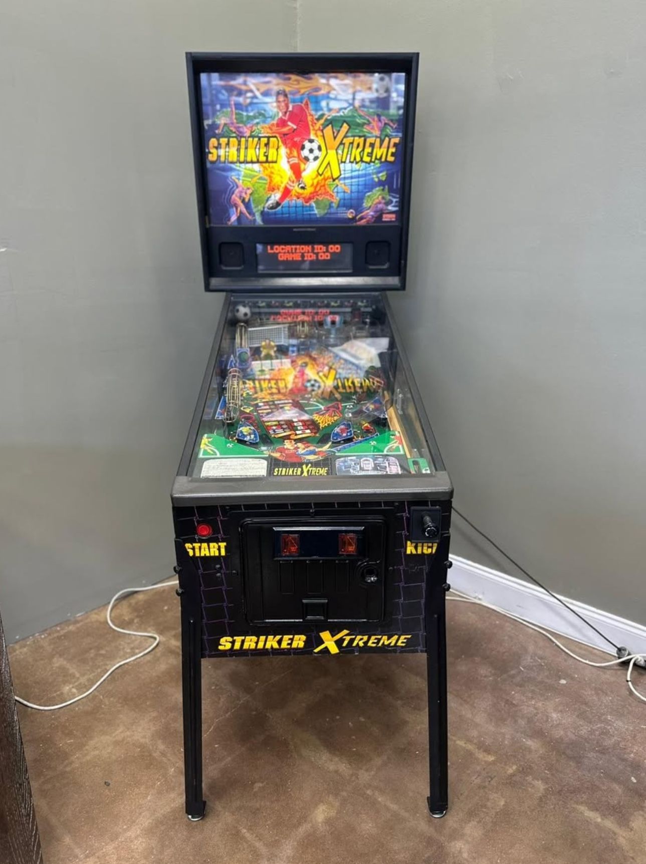 STRIKER EXTREME PINBALL MACHINE