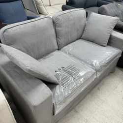(58in)Brand new gray loveseat, perfect for small spaces! Comfortable and stylish, ready for immediate pickup. Limited stock available!(gray)  💰110$