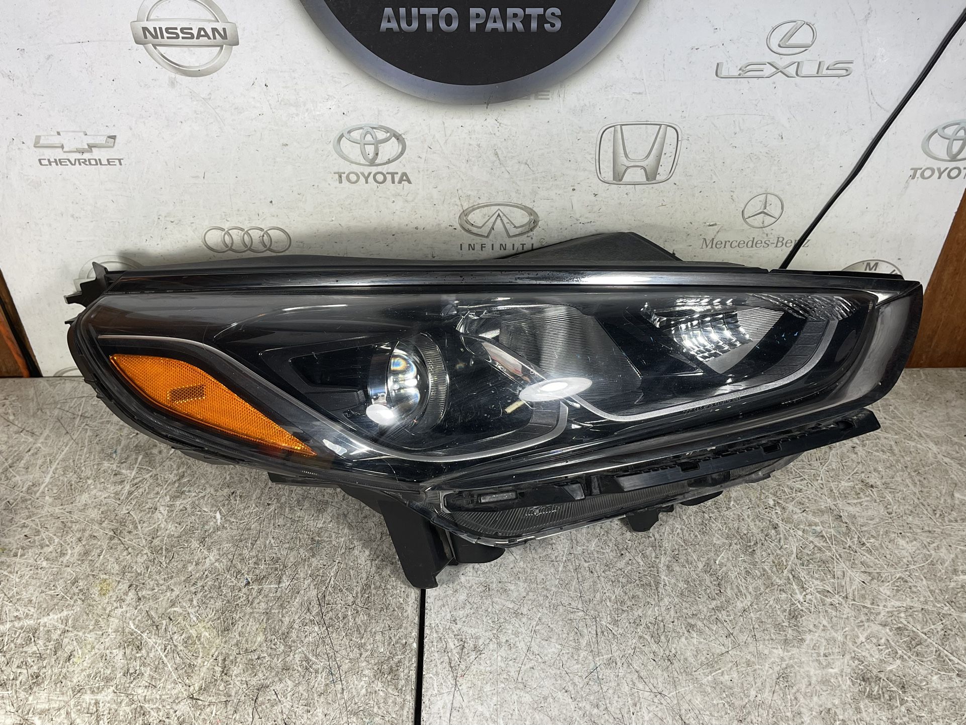 2018 2019 HYUNDAI SONATA RIGHT PASSENGER SIDE HALOGEN HEADLIGHT OEM