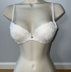 Victoria’s Secret very sexy cream lace underwire bra 34B.
