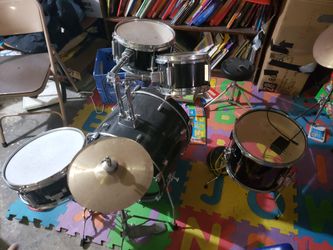 drum set with no drum sticks