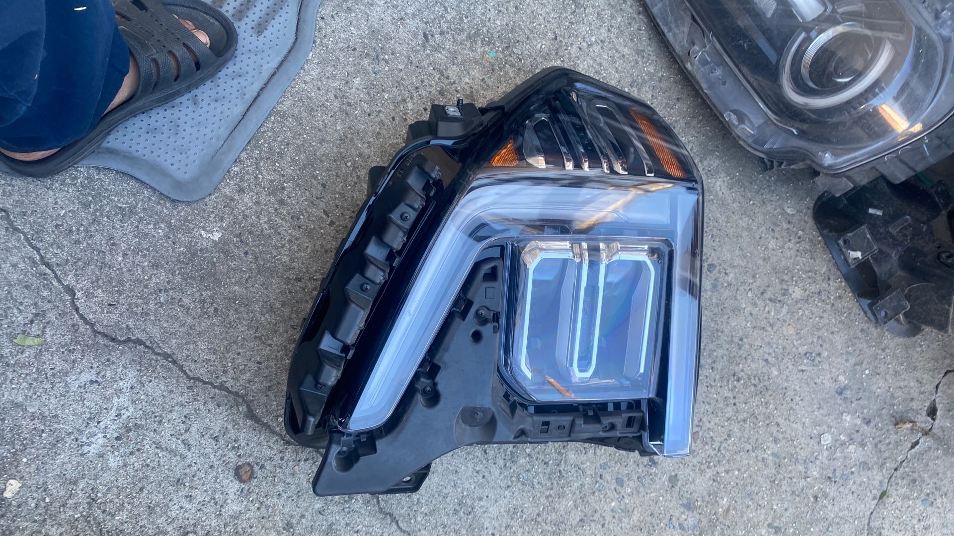 2022-2025 GMC Sierra 1500 Headlight 