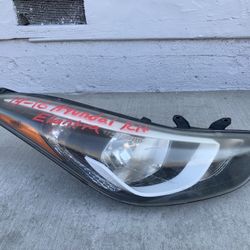 2014-2016 Hyundai Elantra Right passenger side Headlight Oem 