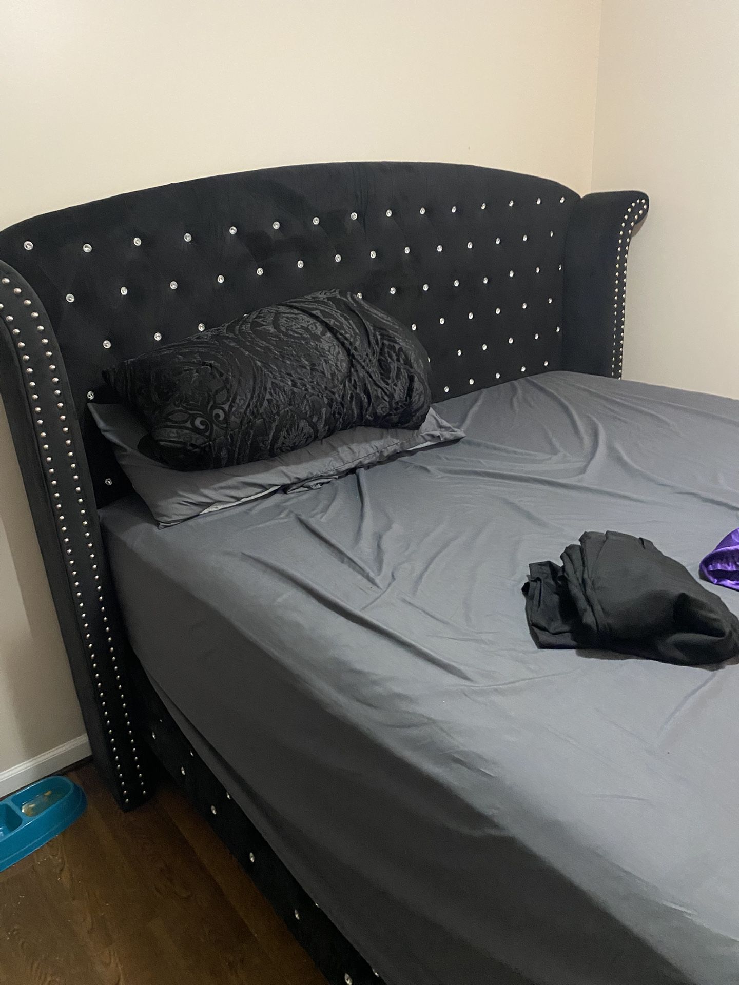 King Size Bed And Dresser/mirror
