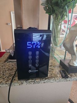 Hardly used Elechomes Cool and Warm Mist Ultrasonic Humidifier