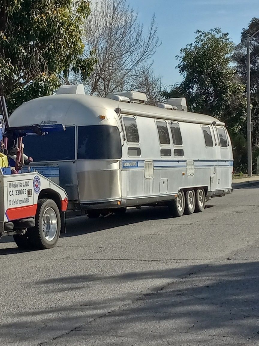 1989 Airstream Excella 34’ Land Yacht