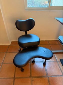 Cross-legged desk chair