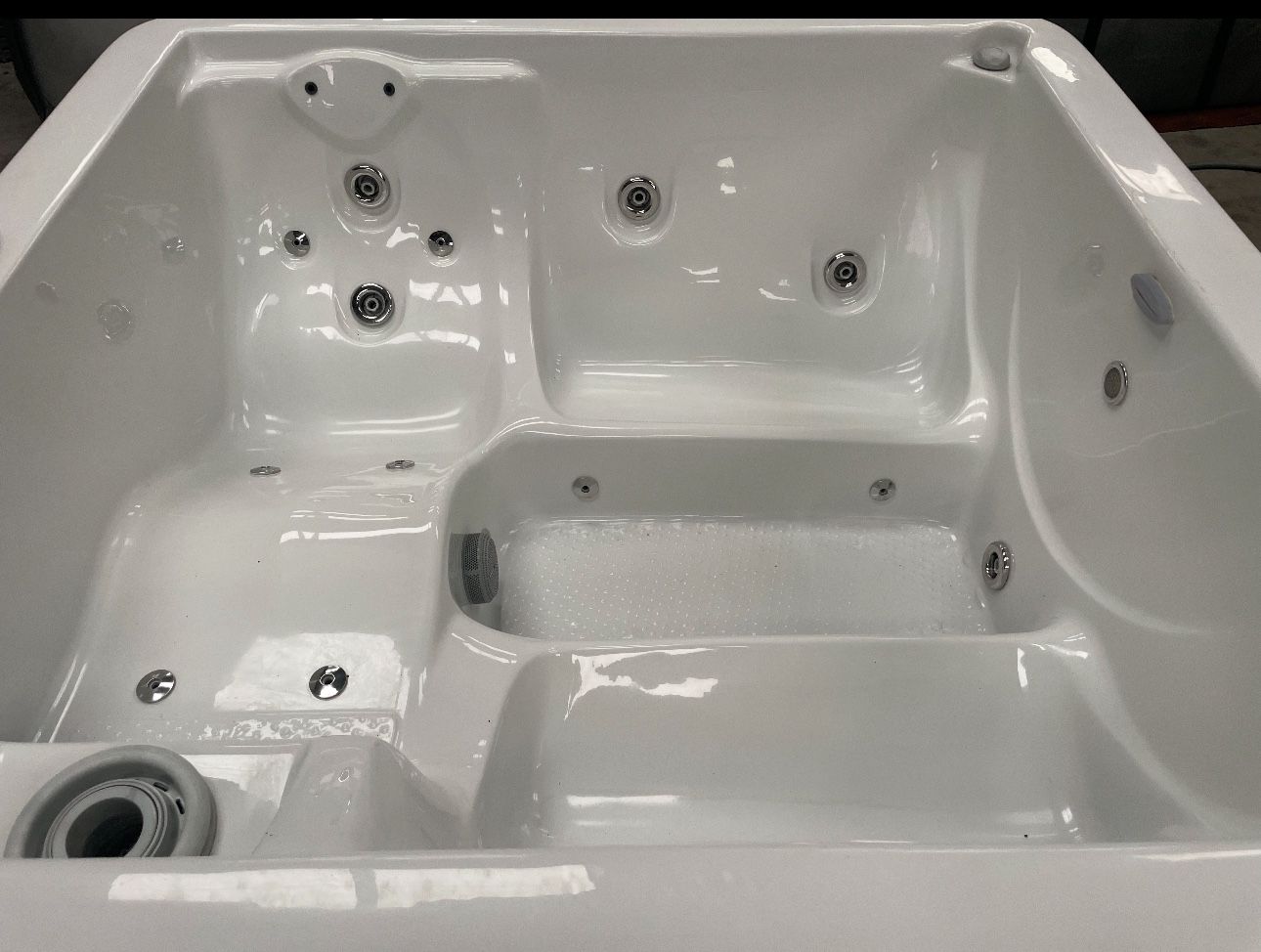 Refurbished 5 Person Leisure Bay Hot Tub