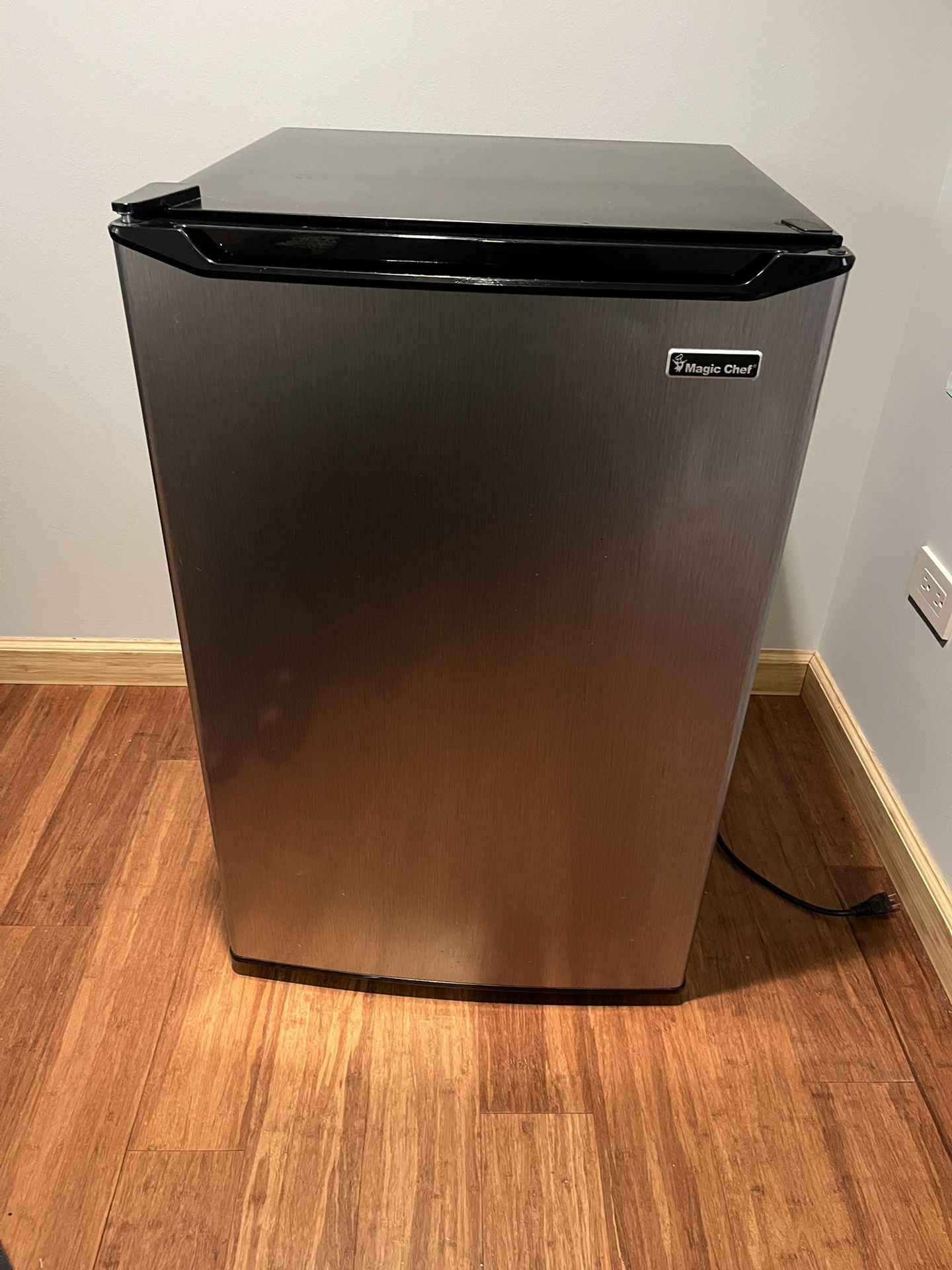 Magic Chef Refrigerator (small)