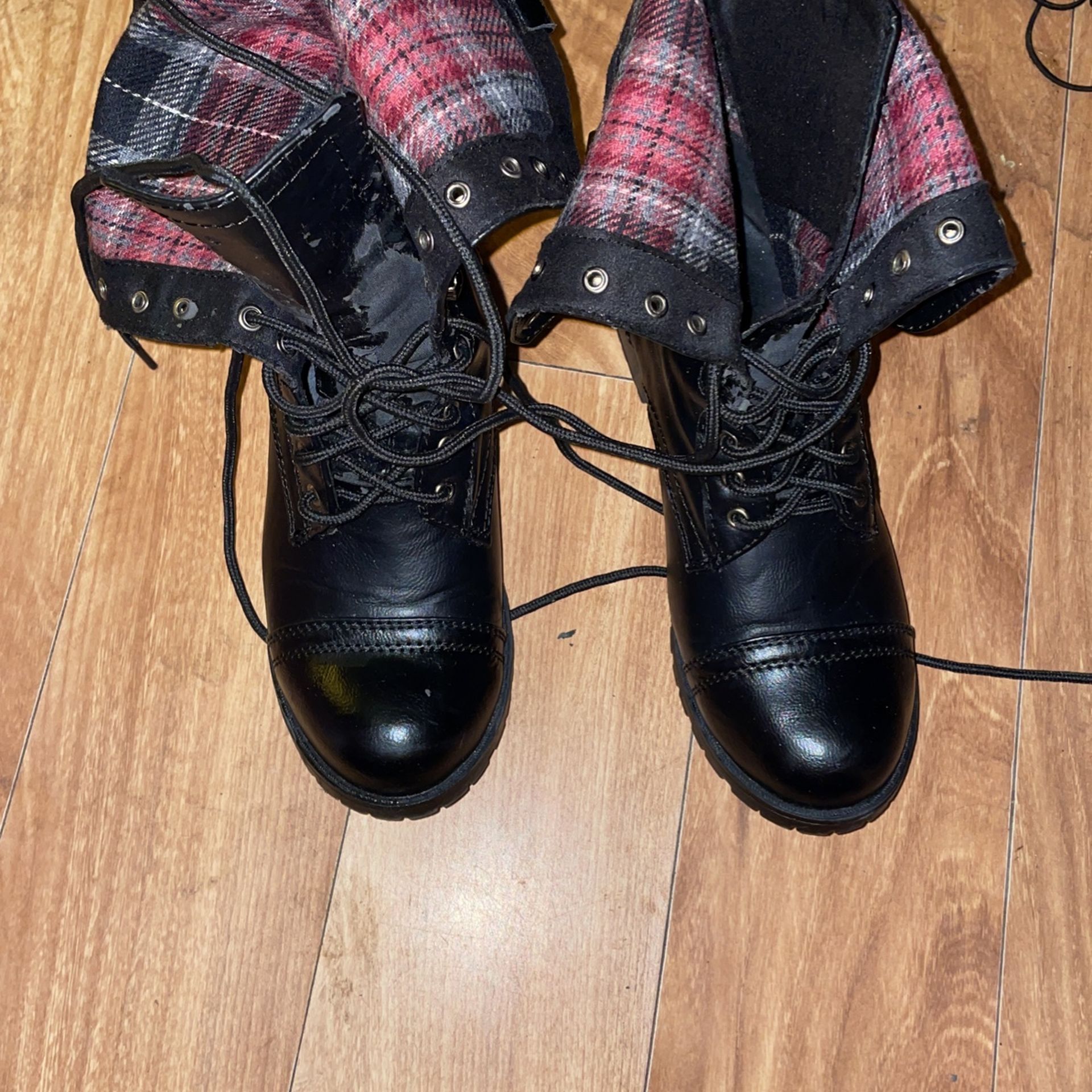 Black Lace Up Boots, Plaid Inside That Can Be Snapped Down Size 8 1/2