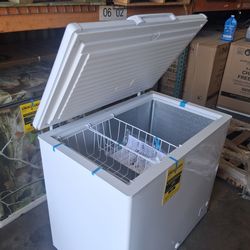 9 cu. ft. Chest Freezer with 2 Storage Baskets