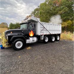 1999 Mack Dump Truck RD 688