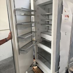 MIELE MasterCool 30”w 8.48 CU Freezer