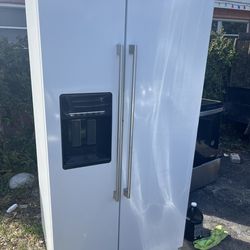 IKEA Side-by-Side Refrigerator with Ice & Water – Works Great