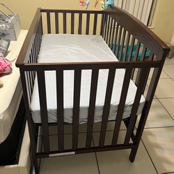 Baby Crib and Mattress set COMPLETELY NEW!!! // Cuna y colchón para bebés COMPLETAMENTE NUEVO!!!
