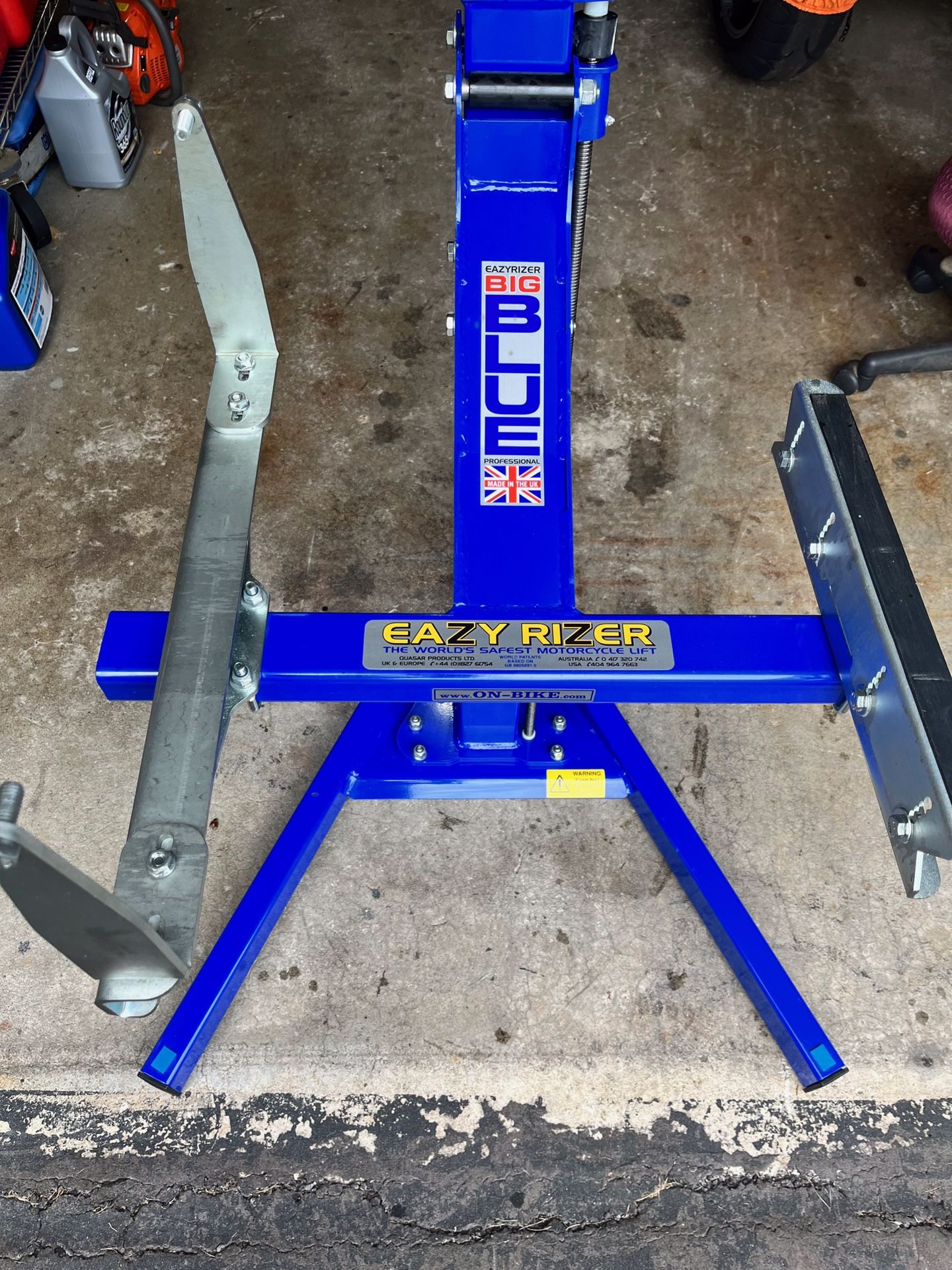 EazyRizer Big Blue Bike Lift/Jack for BMW K1600 with the mount.