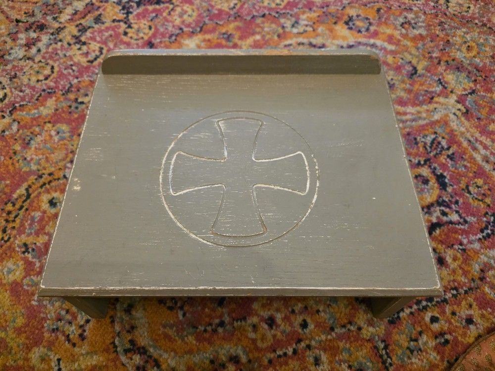 ✝️ Vintage Wooden Bible Stand – Adjustable & Carved Cross Design