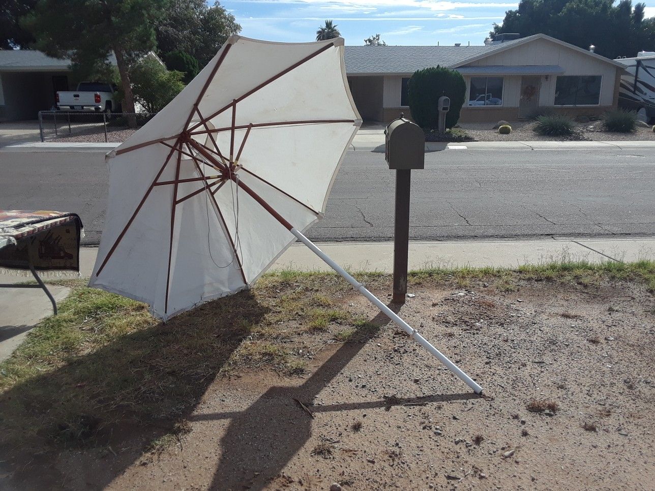 6 foot round, patio umbrella. Does not come with a base. Still provides shade.