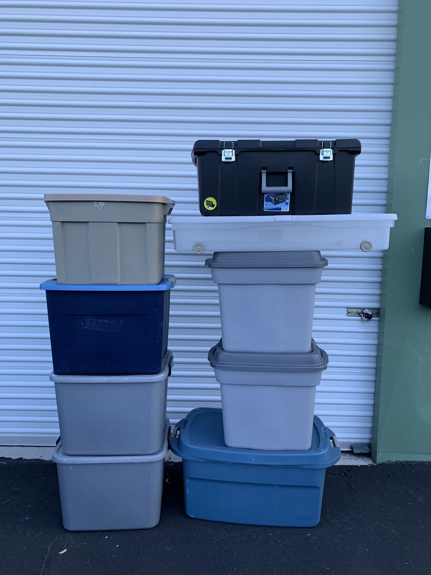 Set of 9 plastic/storage bins boxes