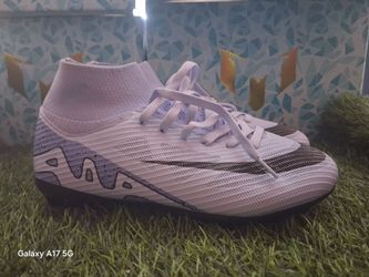 Soccer cleats us size 2.5youth