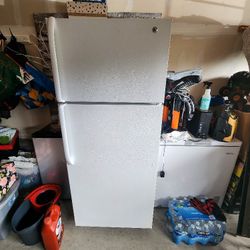 PENDING PICK UP- FREE refrigerator 