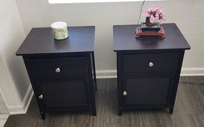 Pair of Dark Wood Nightstands 18 x 15 x 25 in