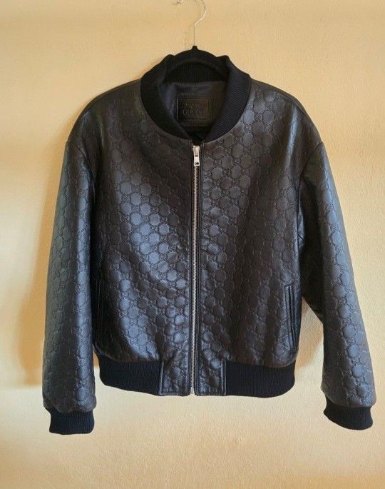 100% authentic Gucci black leather bomber jacket. Purchased in the UK. Size Large