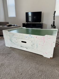 Melissa & Doug play table
