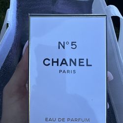 CHANEL no 5 perfume