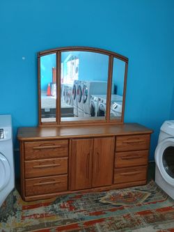 Chest of drawers, like new, with no defects.