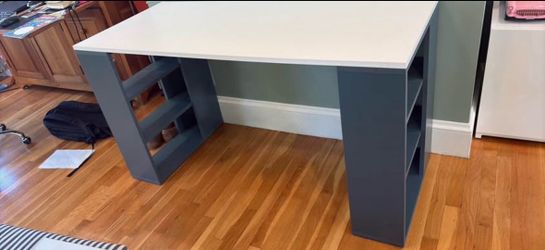 Desk with integrated shelving