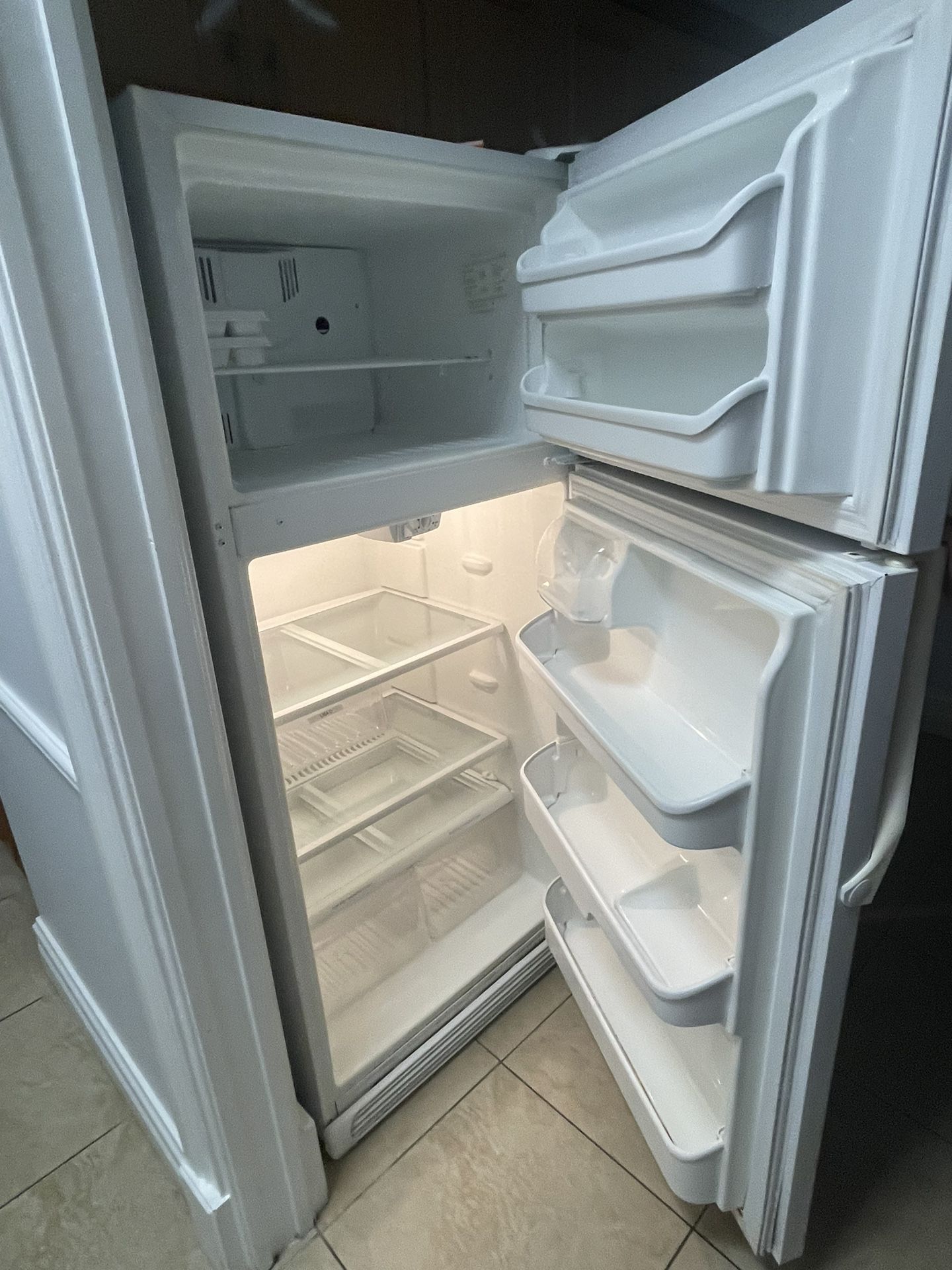 Fridgidaire refrigerator 