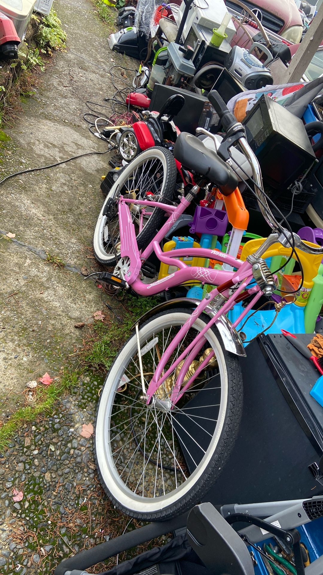 Swinn Bicycle Price 90$. Pick Up. E. 72. and Grand View. E. Tacoma