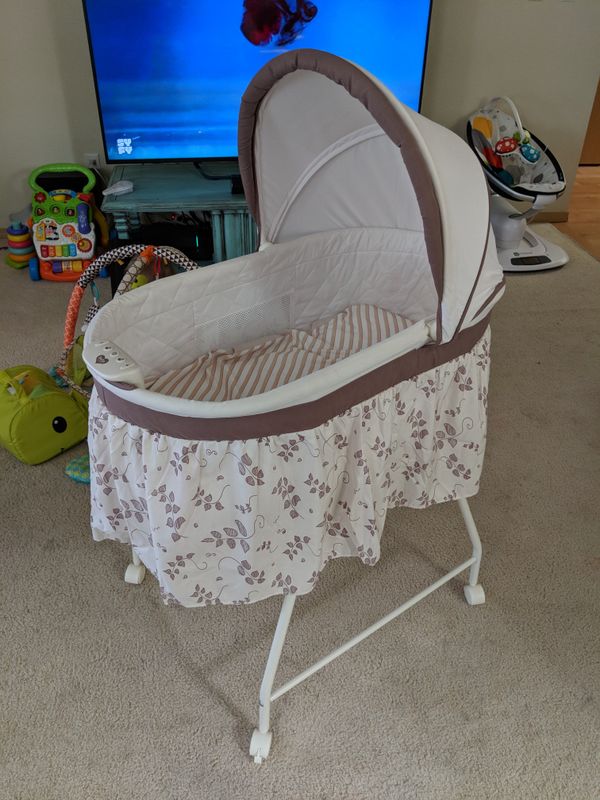 Delta Children Sweet Beginnings Bassinet Falling Leaves