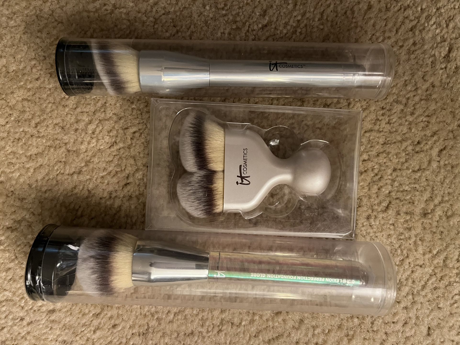 Brand New “It” Cosmetic Makeup Brushes -