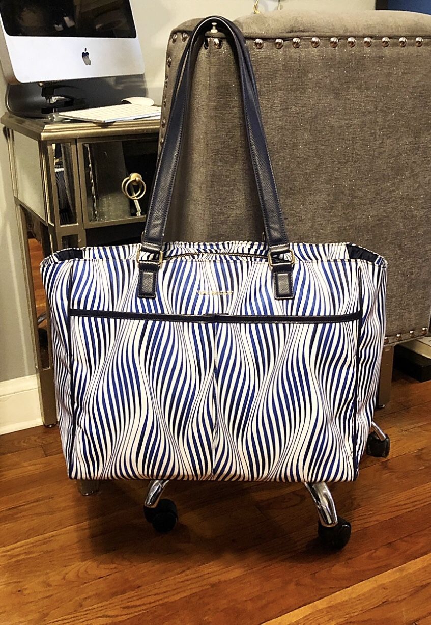 Vera Bradley Uptown Bag paid $195 Great condition! Navy blue White Wavy Stripe. Measurements 16 x 14 x 5 inches with 12 inch removable strap. Rear sl