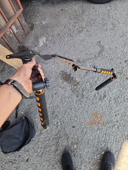 Adjustable camera's shoulder mount