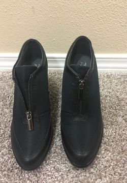 Women black heels - Size 8