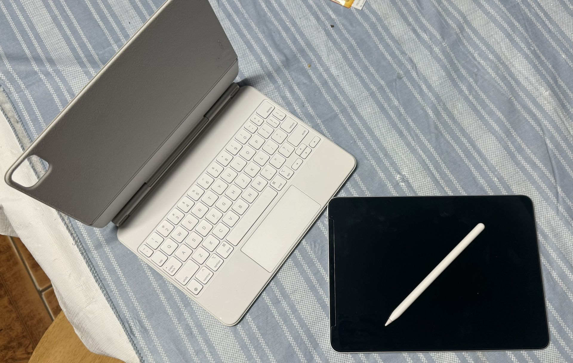 📱 iPad Pro 11” (4th Gen, Wi-Fi, 128GB, Silver) + White Magic Keyboard + Apple Pencil 2 – Like New