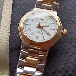 Woman's Luxury Watch 18k Yellow Gold 