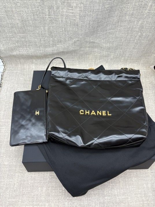 Chanel  22 Small  Handbag withShiny Calfskin&Gold-Tone Metal in Black
