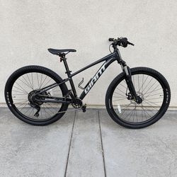 Like New 27.5" 2022 Giant Talon 4 Mountain Bike Ready to Ride! Adult size Men's/Women's
