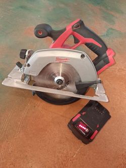 Milwaukee Circular Saw 6 1/2" w Battery & Blade