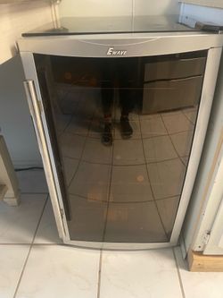 Wine refrigerator