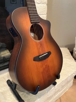 Breedlove Discovery Concert nylon string acoustic electric