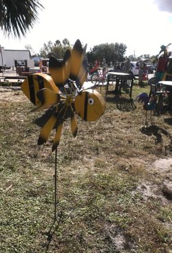 4.5 ft iron spinner bee - yard decor