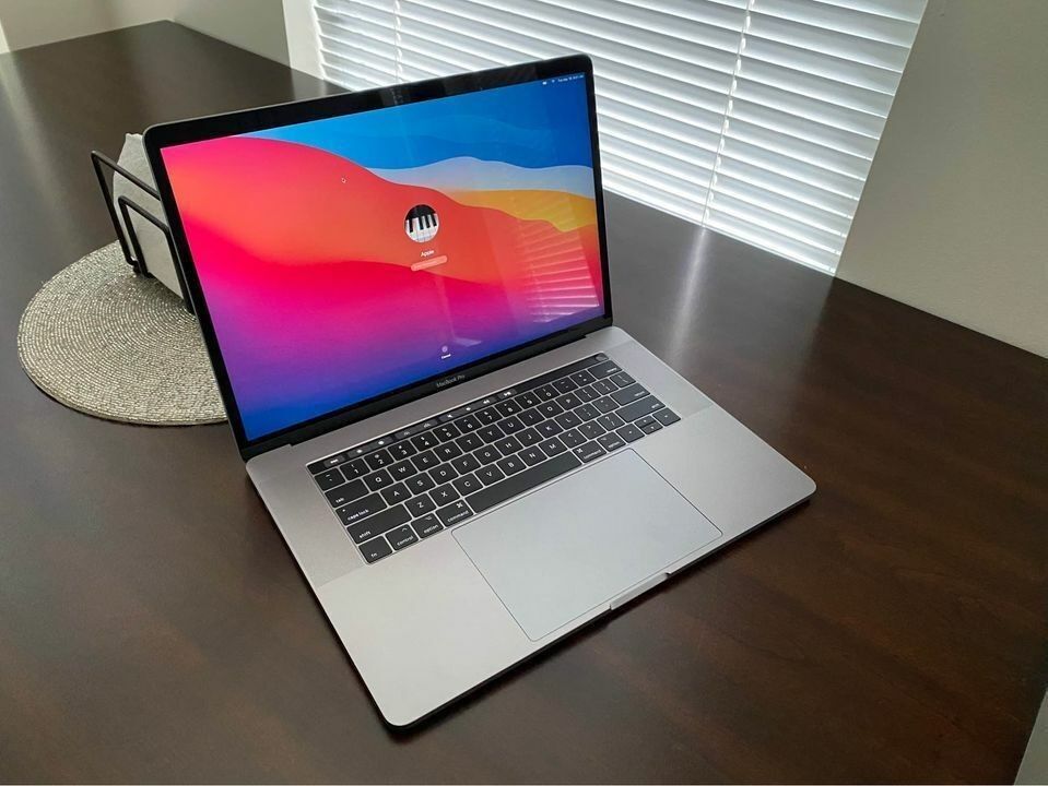 CORE-I9 Apple Macbook Pro 15.4in with 6-Cores, 16GB RAM, 512GB SSD, 5.5GB Dual GPU, Costly Apps