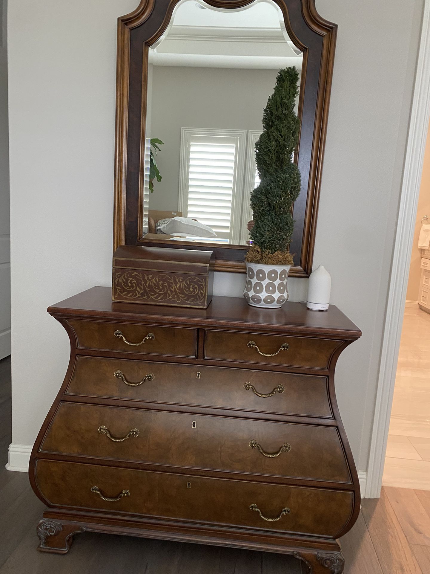 Ethan Allen Bombe 5 Drawer chest And Mirror